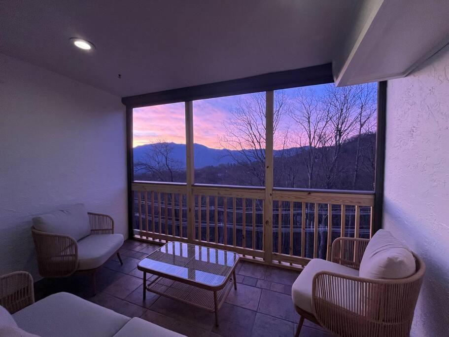 Villa Lux Retro Getaway W/ Ober & Smoky Mtn Views! Gatlinburg Exterior foto
